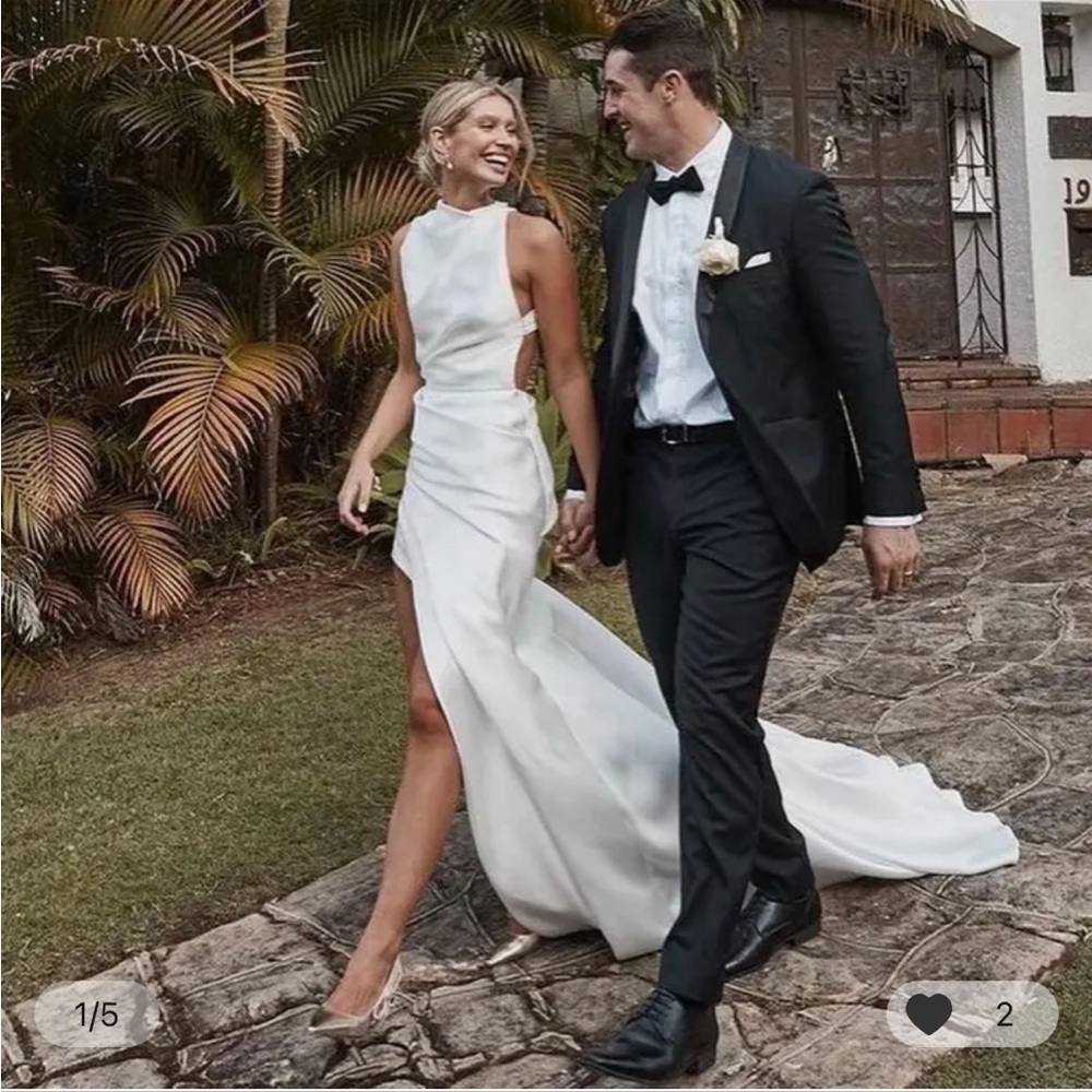 Elegant White Sleeveless Wedding Dress
